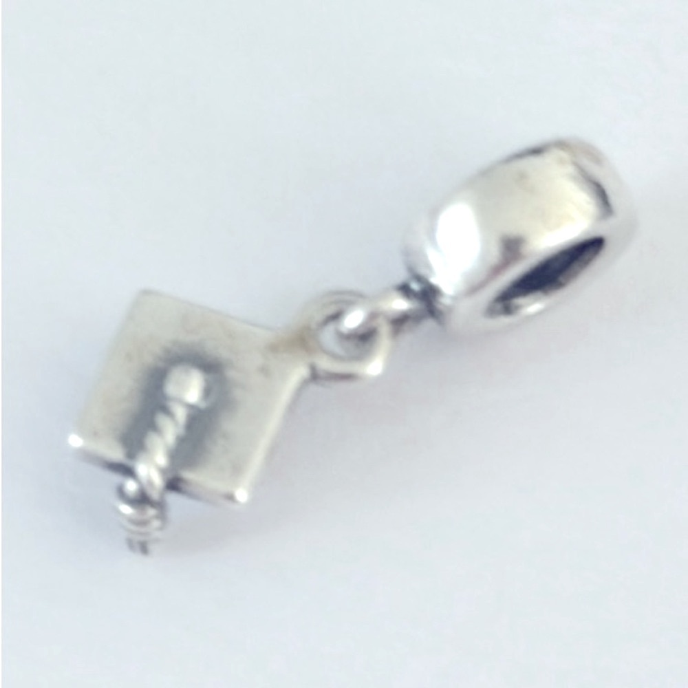 Pandora Graduation 🧑‍🎓 charm